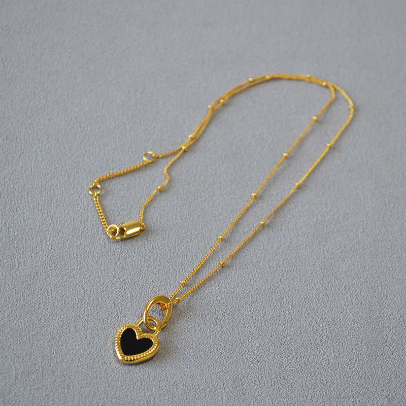 Colar com Pingente em Forma de Coração Preto e Branco em Ouro
