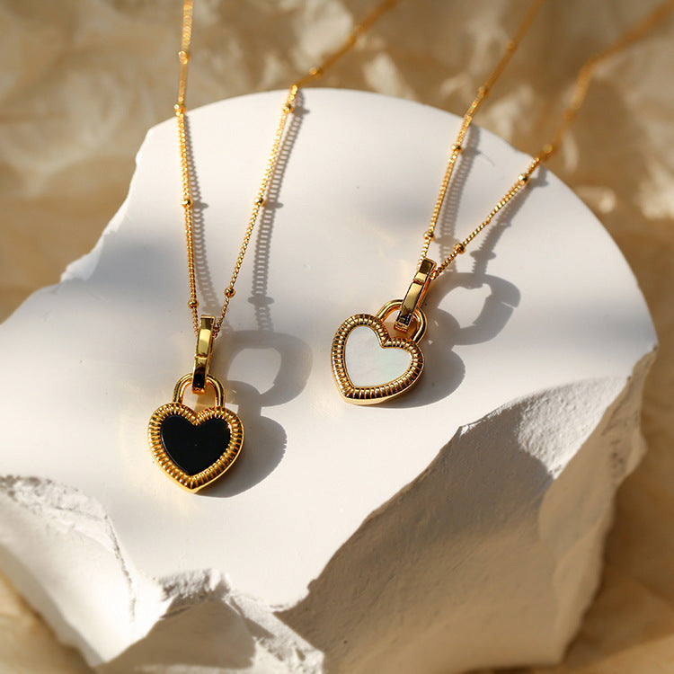 Colar com Pingente em Forma de Coração Preto e Branco em Ouro