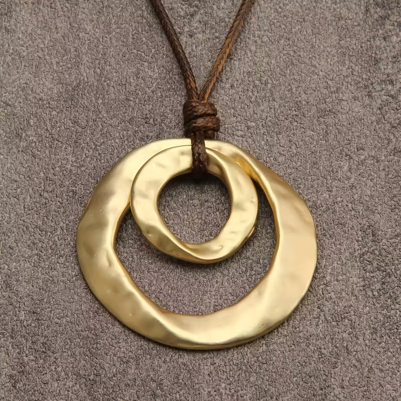Colar com Pendente Circular Irregular Geométrico