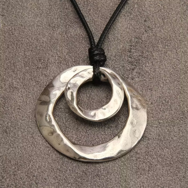Colar com Pendente Circular Irregular Geométrico