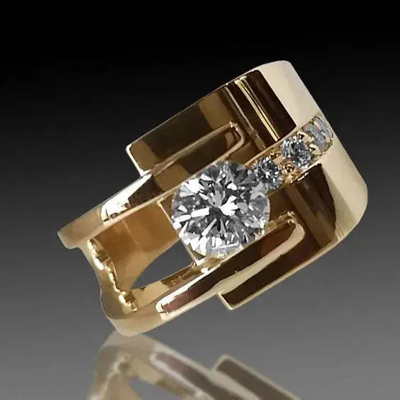 Anel Vintage Dourado Irregular com Zircónia