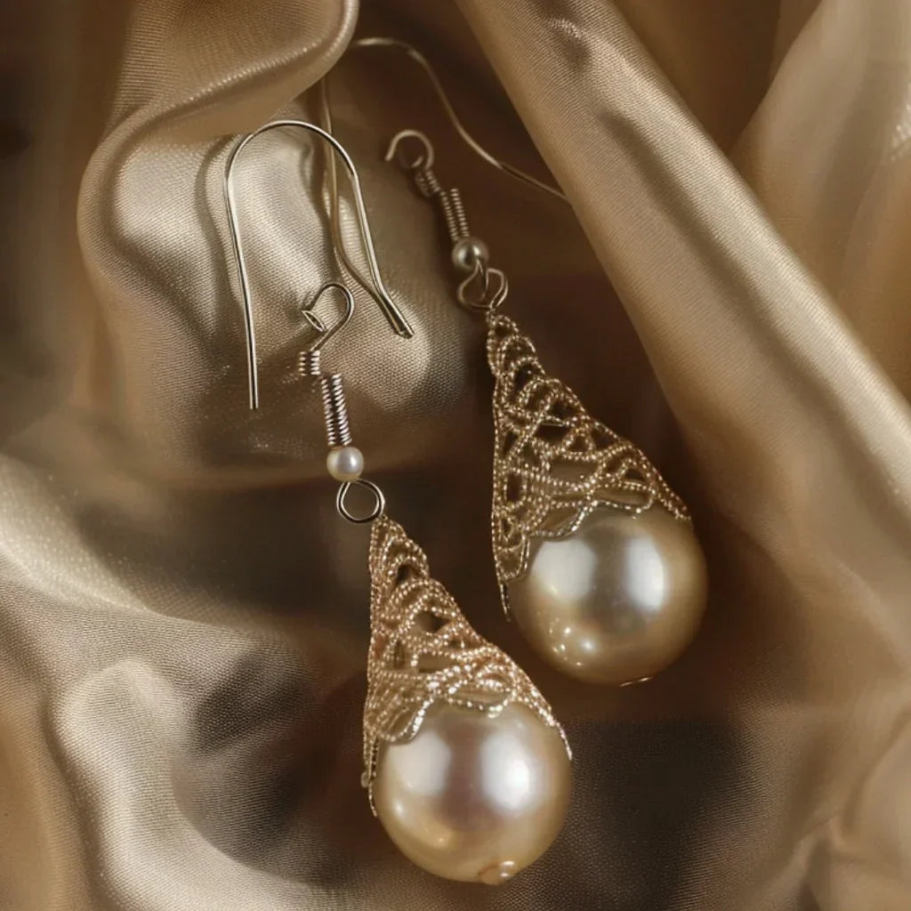 Brincos Dourados Vazados em Forma de Gota de Água