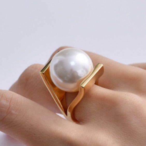 Anel Dourado com Incrustações Vintage de Pérolas