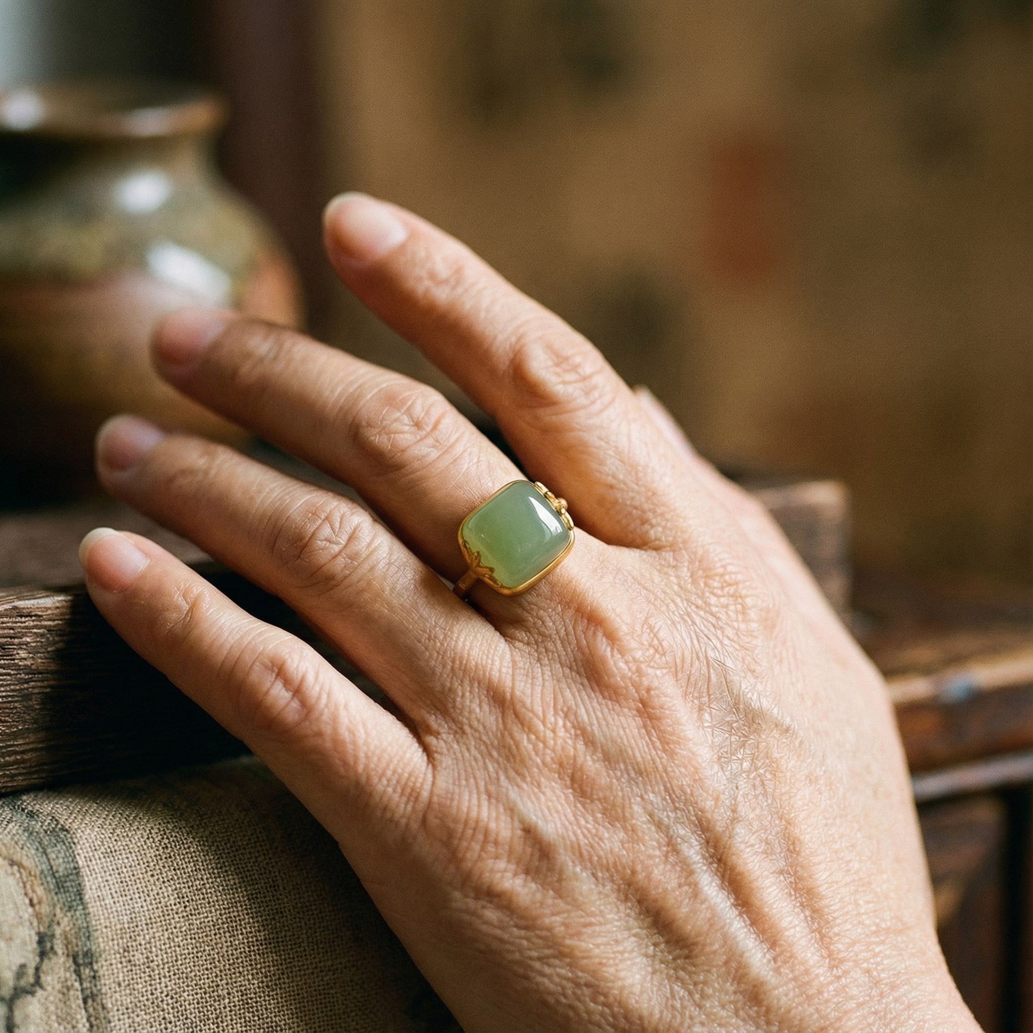 Anel Ajustável Vintage em Ouro e Jade Verde