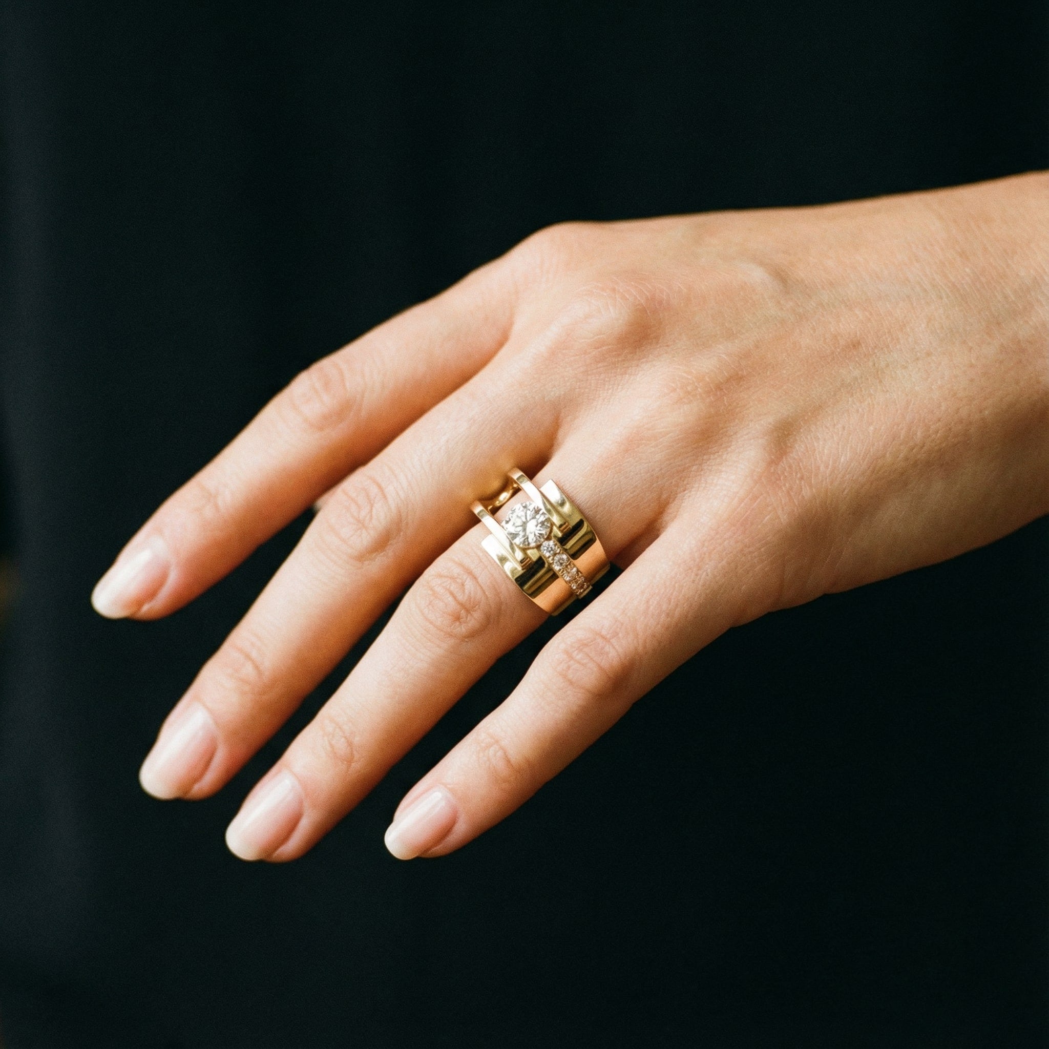 Anel Vintage Dourado Irregular com Zircónia