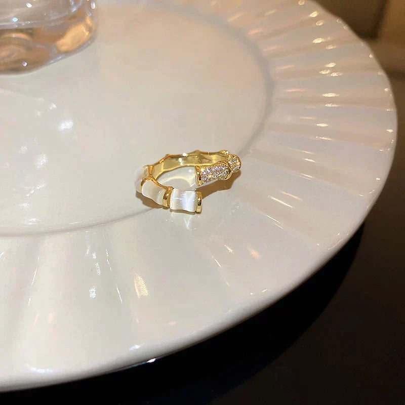 Anel Ajustável de Luxo com Opala Branca em Ouro