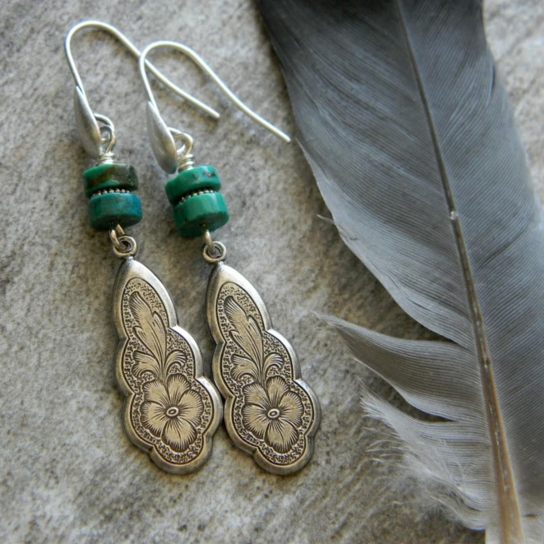 Brincos pendentes boho com pedra turquesa em prata de lei