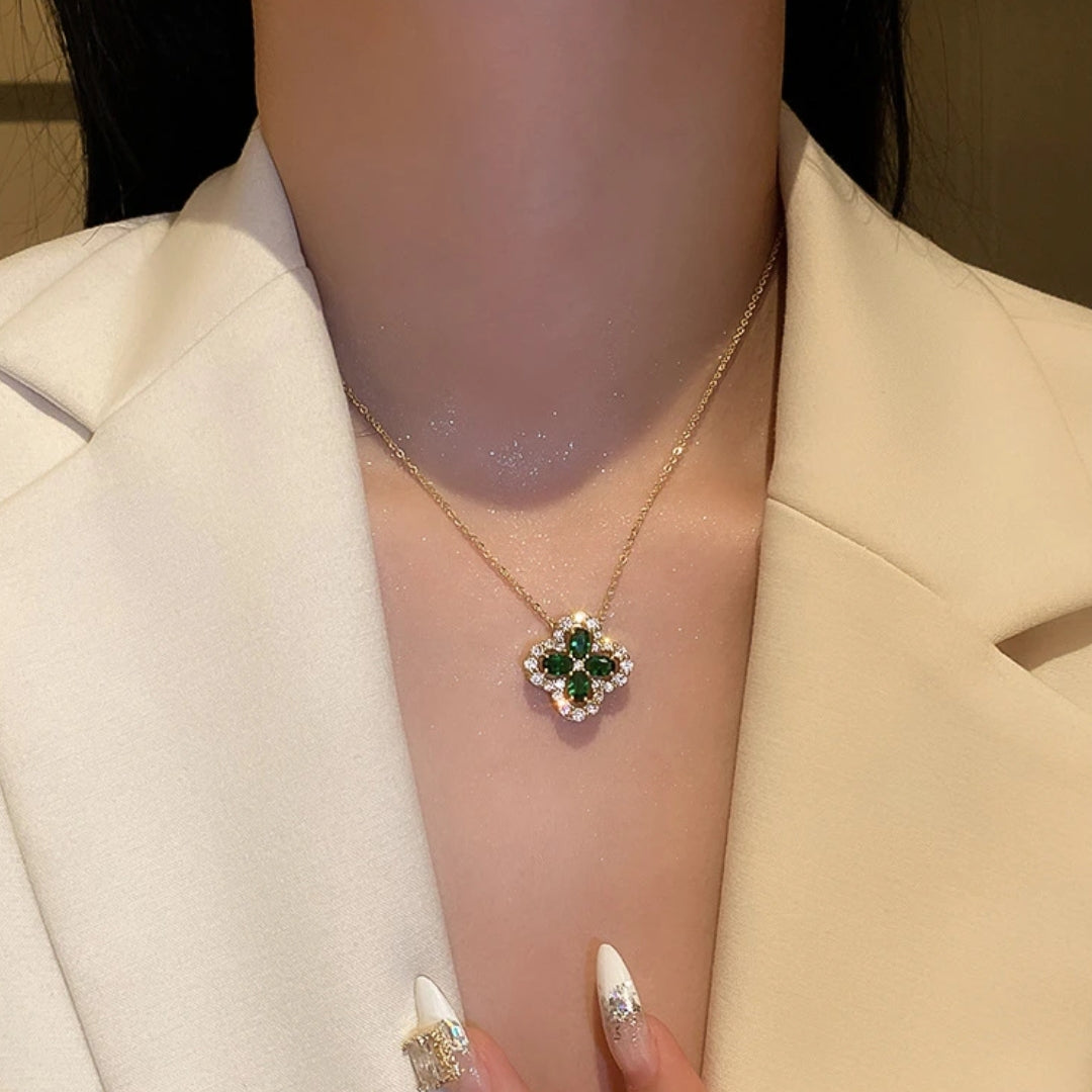 Colar Emerald Shimmering Clover em Ouro