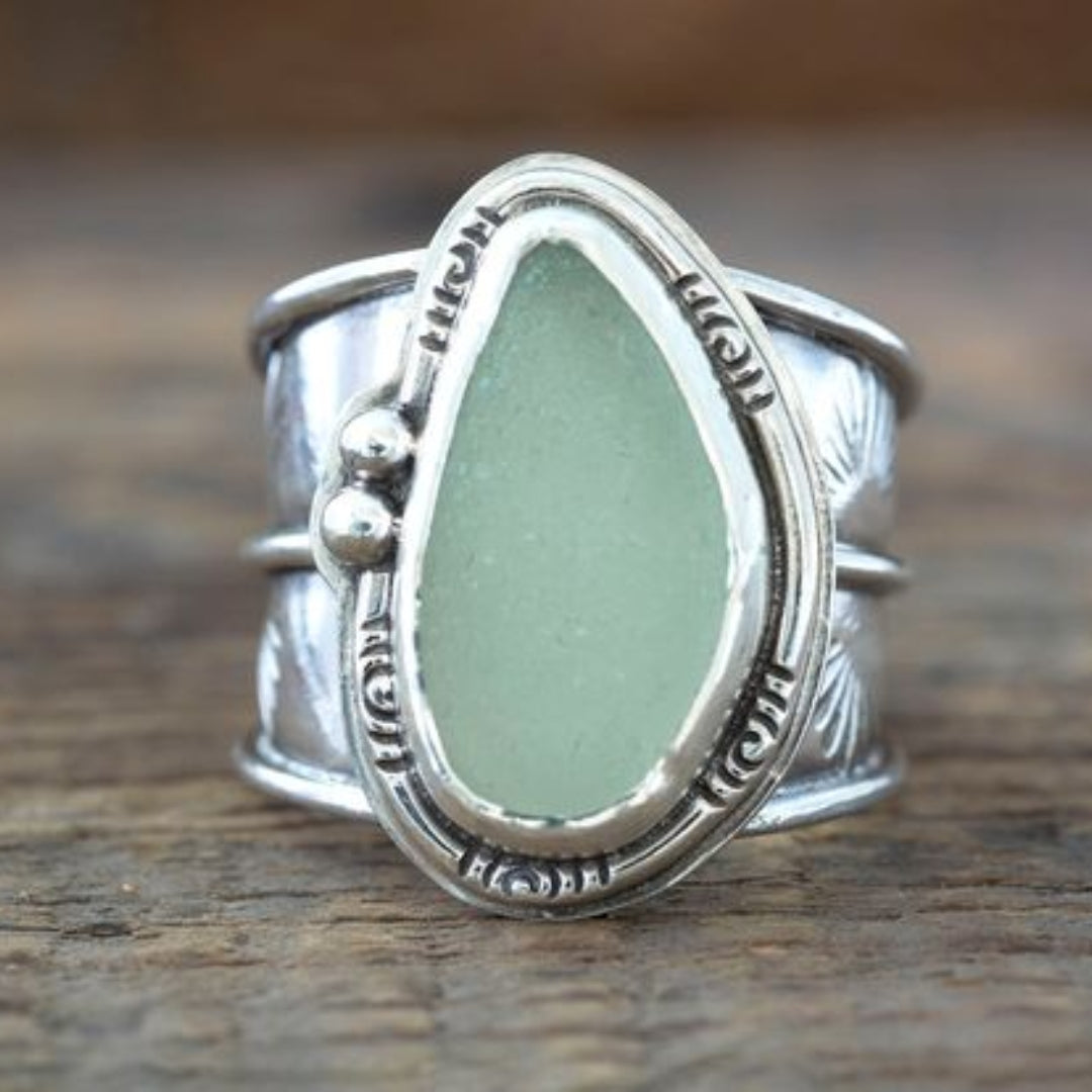 Anel vintage com incrustação de pedra da lua verde