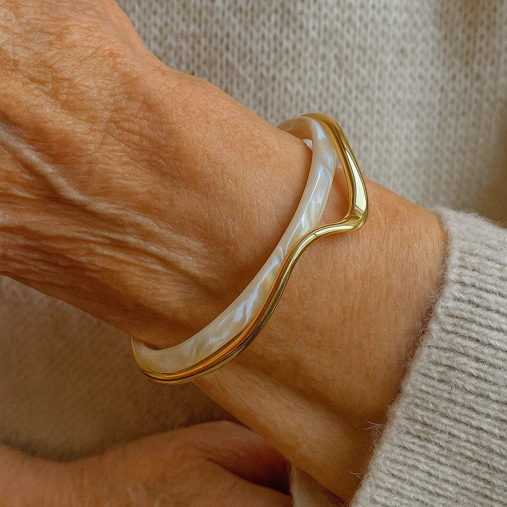 Pulseira Elegante Aberta em Esmalte Branco e Ouro