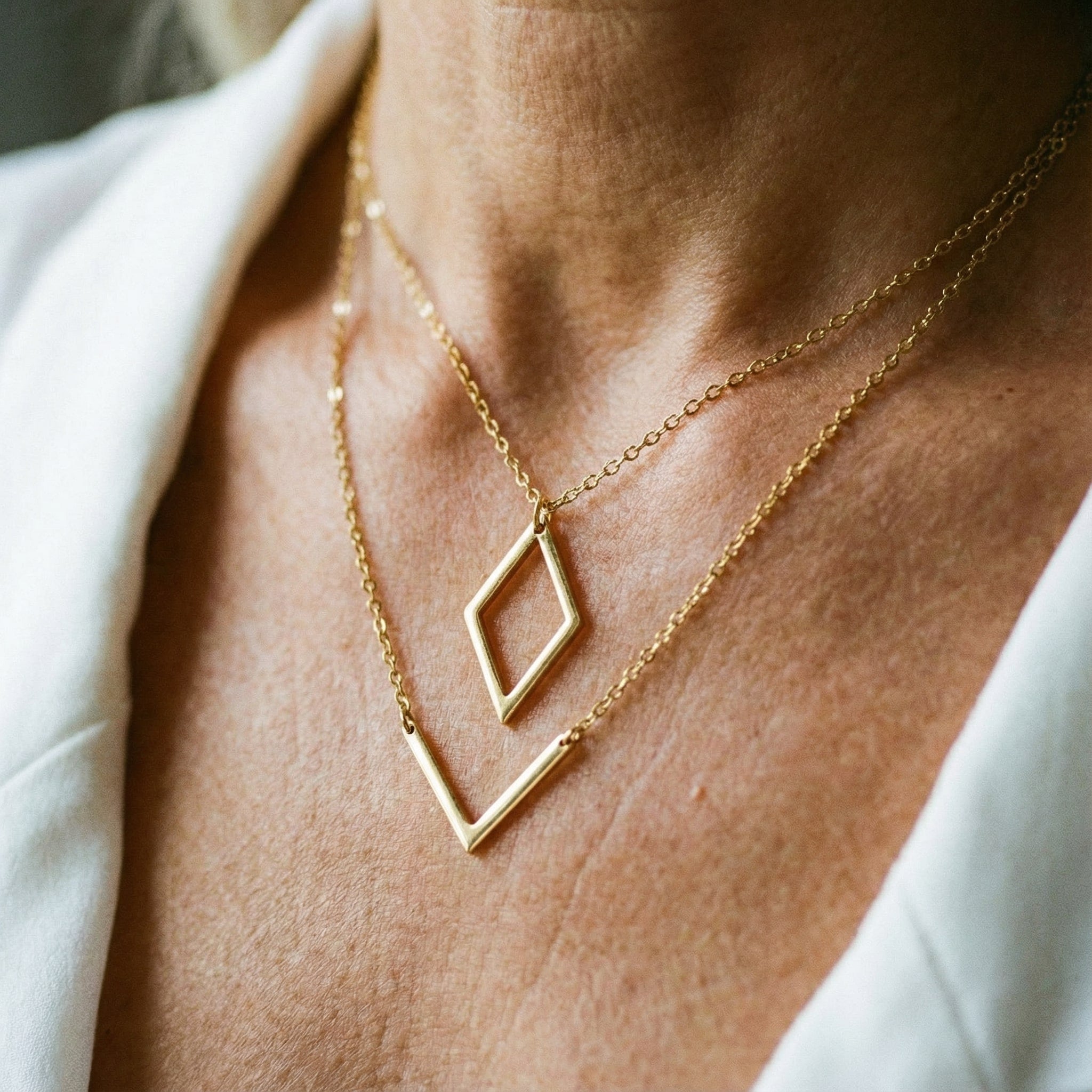 Colar Elegante com Pendente Geométrico em V