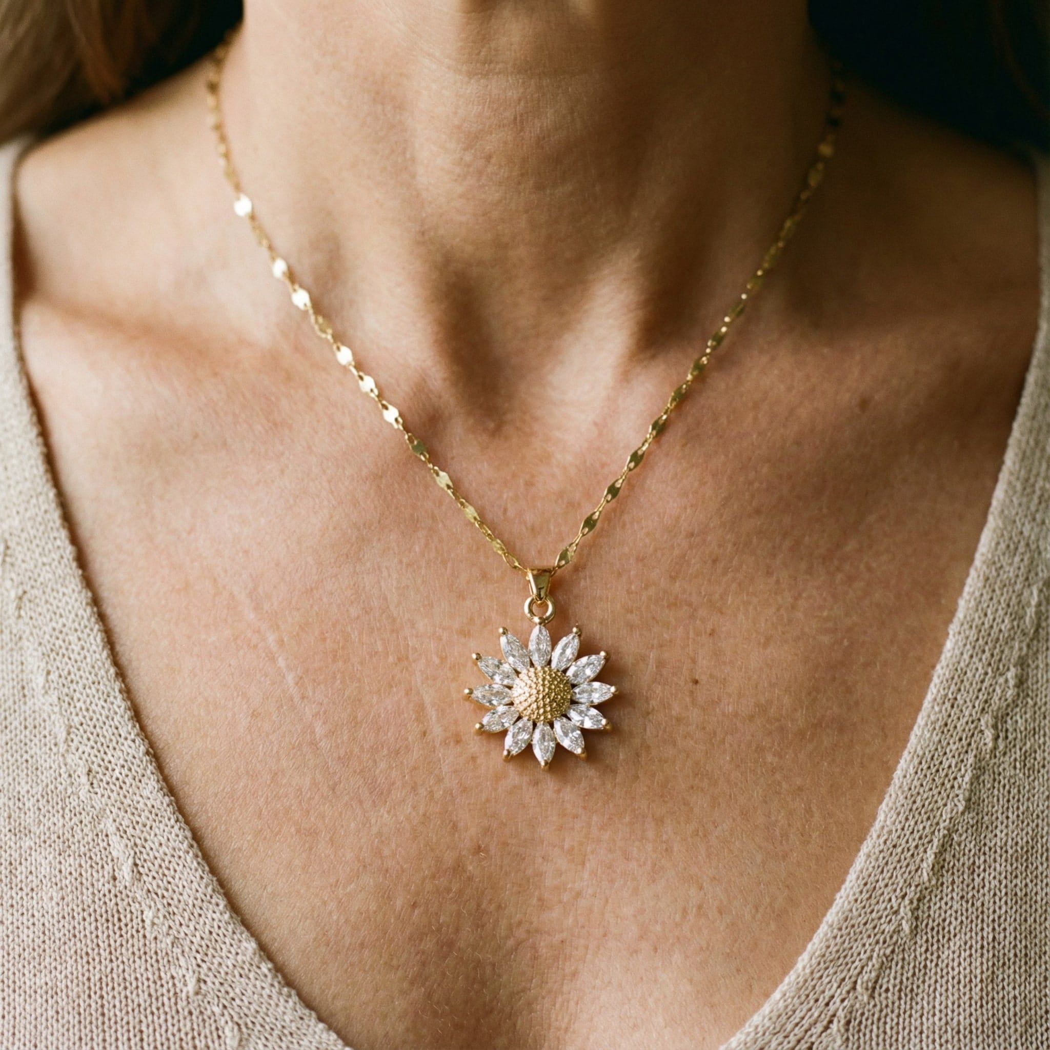 Colar com Girassol de Cristal em Dourado