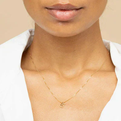 Colar com inicial em ouro
