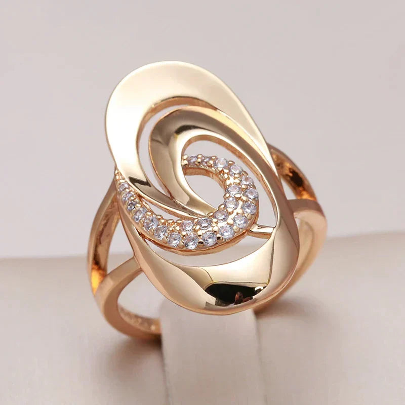 Elegante Anel Espiral com Zircônias em Ouro