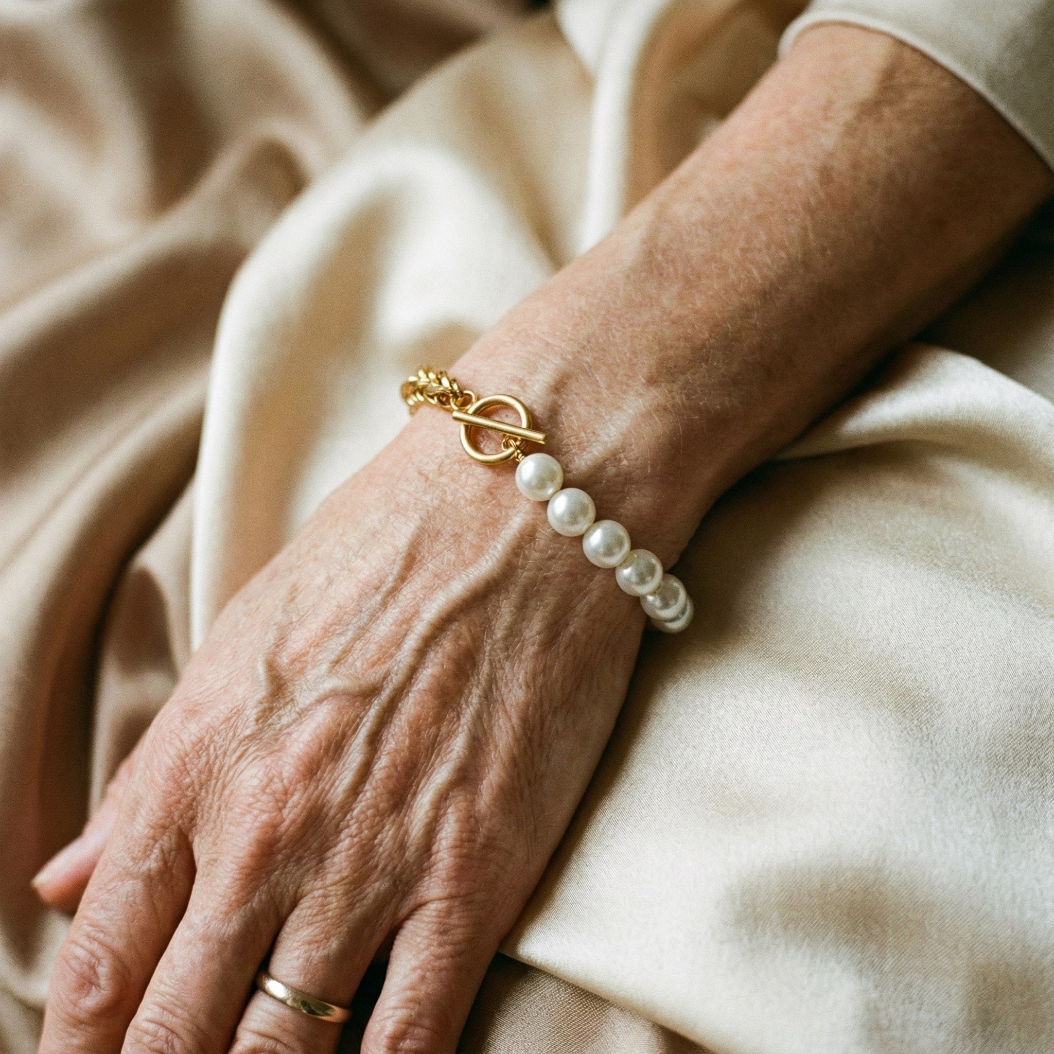 Pulseira Elegante de Ouro e Pérolas