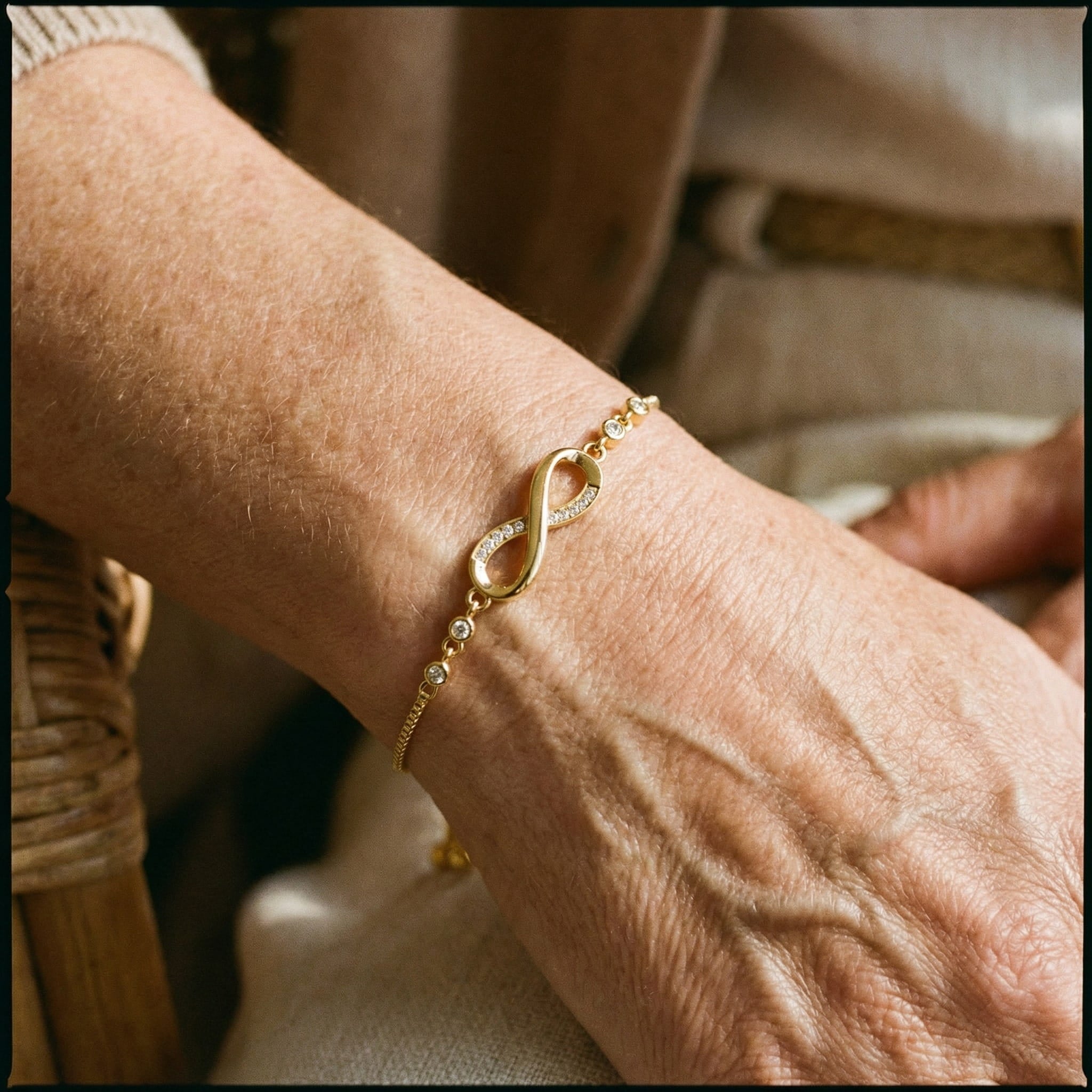 Pulseira Infinity ajustável em prata