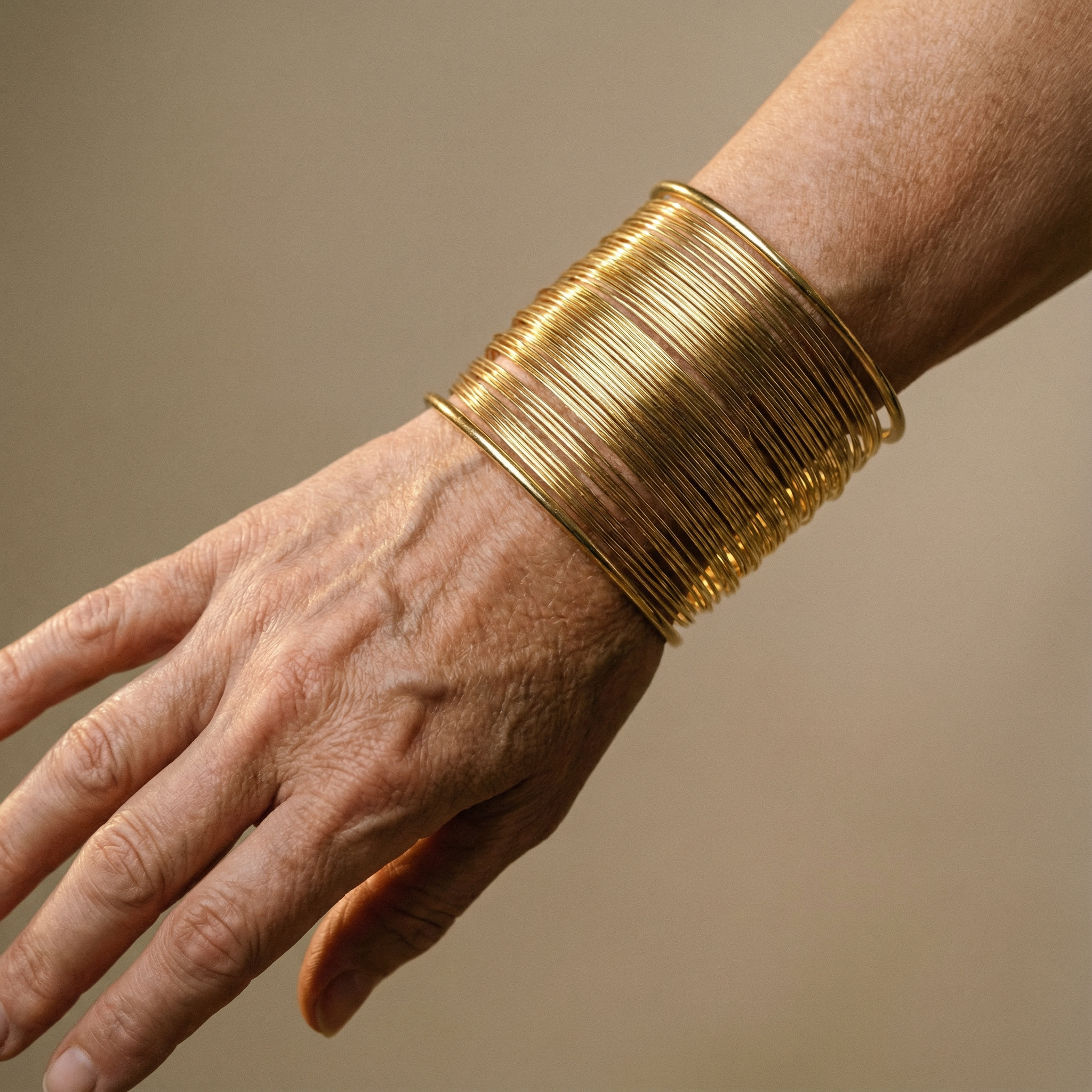 Pulseira aberta com espiral em ouro