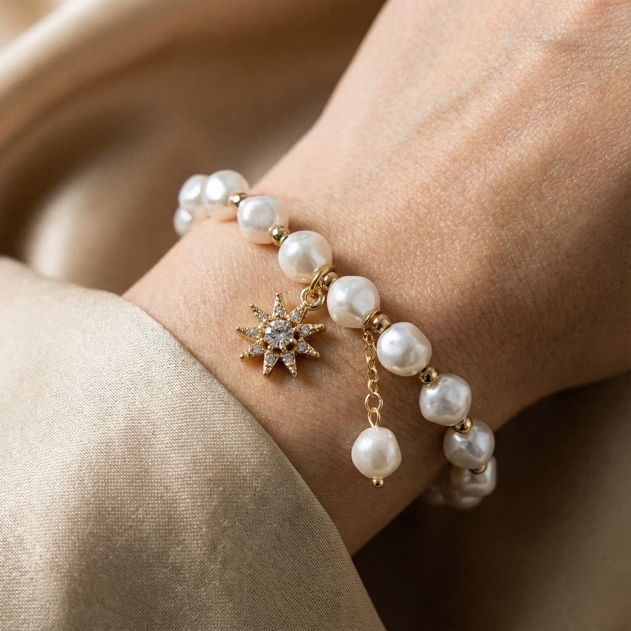 Pulseira com Pingente em Ouro Branco, Pérola e Girassol