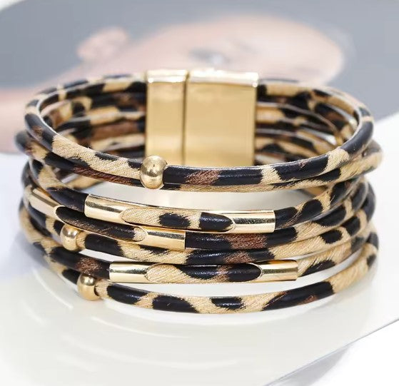 Pulseira Envolvente Boho Larga com Múltiplas Camadas