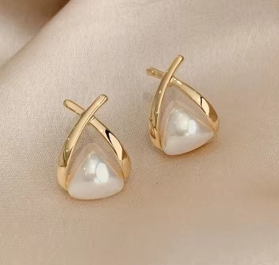 Brinco Triangulo com Pérolas