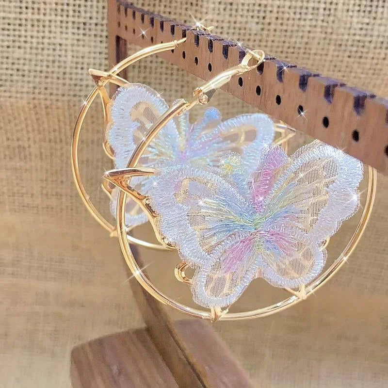 Brincos Borboleta Branca Vintage com Argola