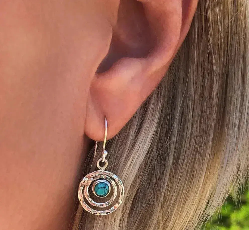 Brincos Boho Saturno com Pedra Turquesa em Prata e Ouro