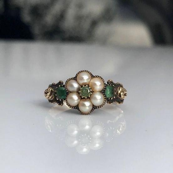 Anel clássico com pérolas verdes em estilo vintage