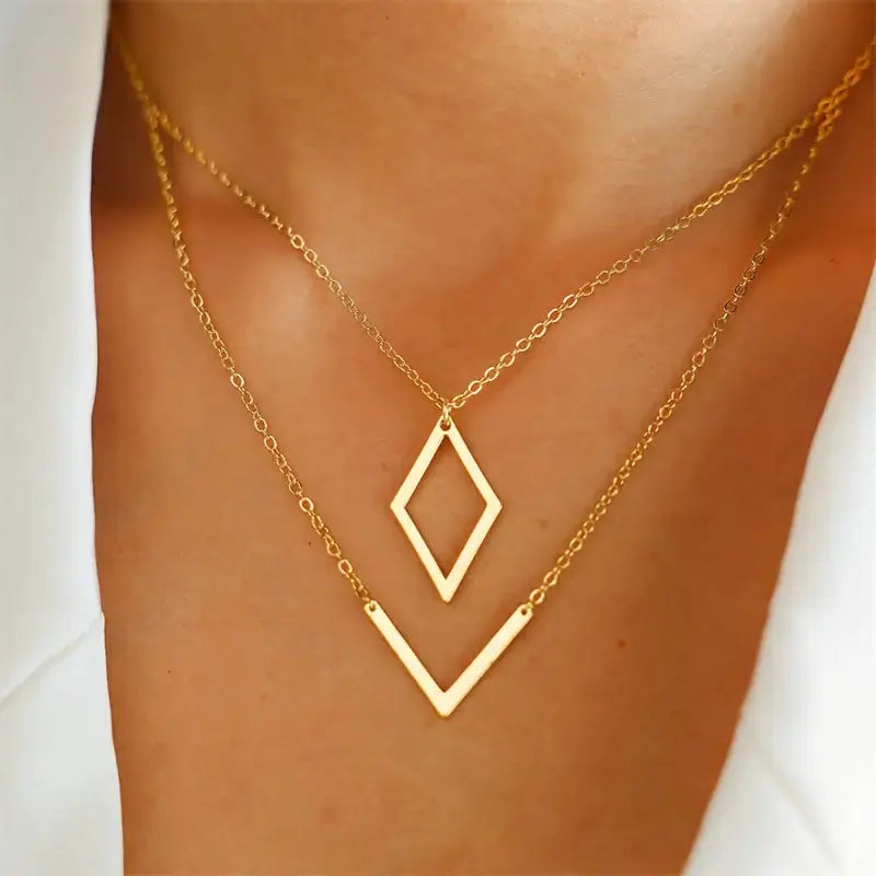 Colar Elegante com Pendente Geométrico em V