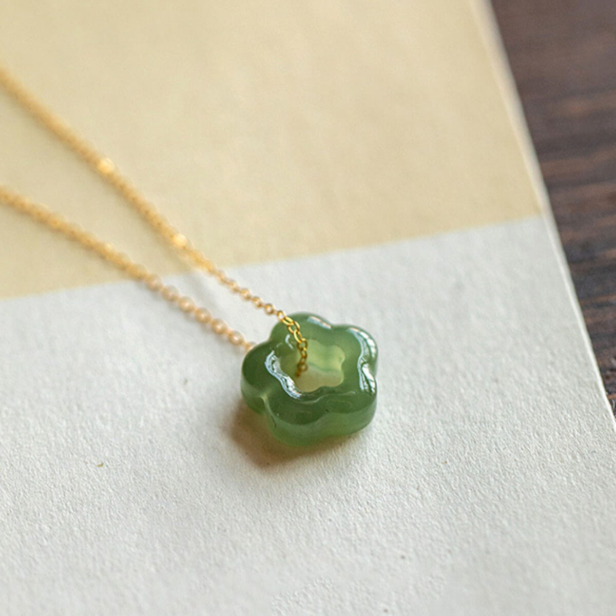 Colar de Flor com Jade