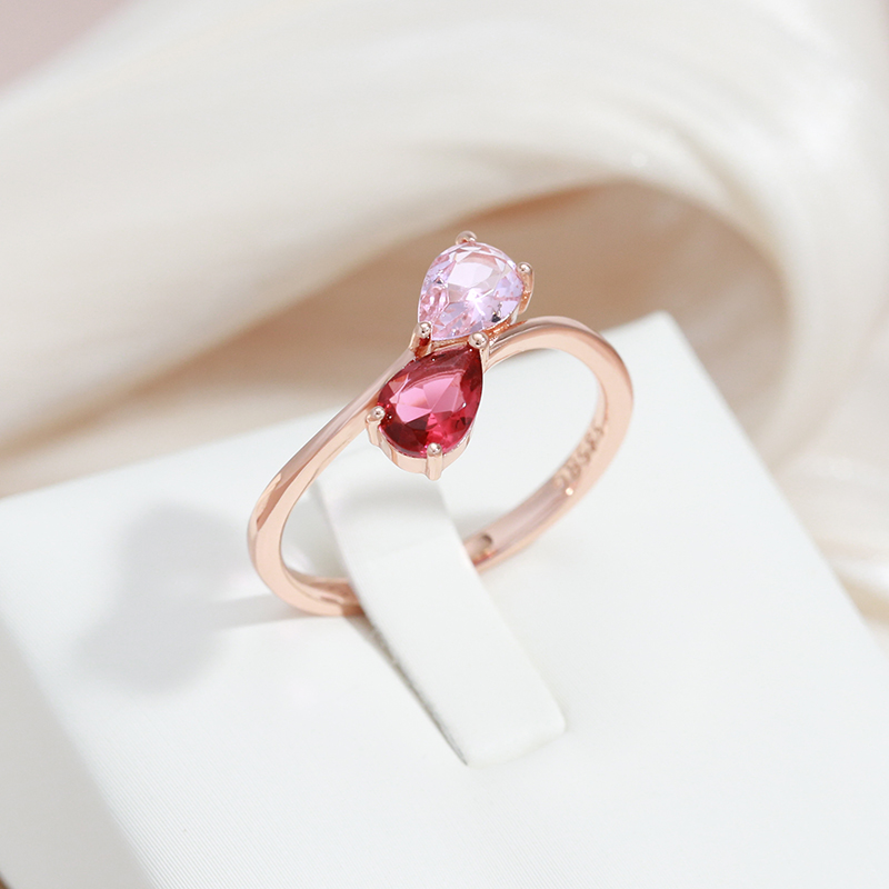 Anel Elegante com Cristal Vermelho em Ouro