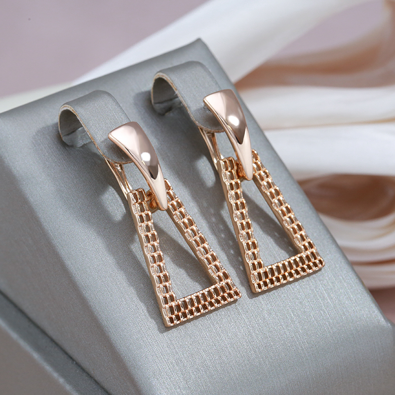 Brincos Elegantes em Ouro Oco