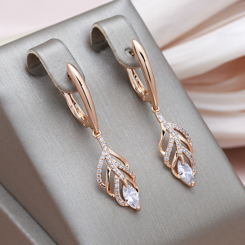 Brincos Elegantes em Folhas Brilhantes