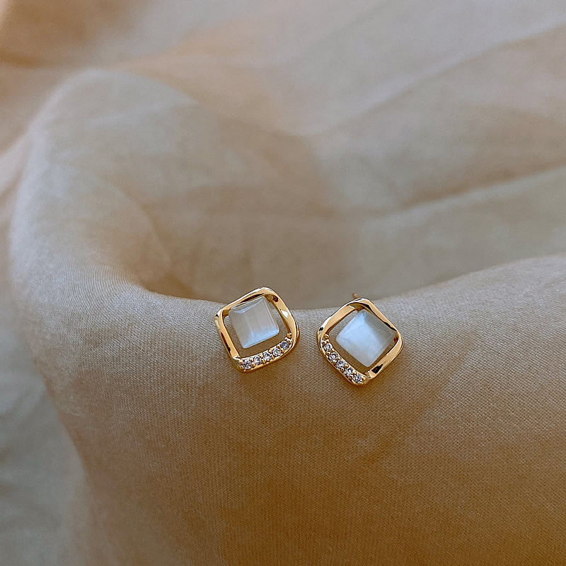 Brincos Elegantes com Cristal de Lua Dourado