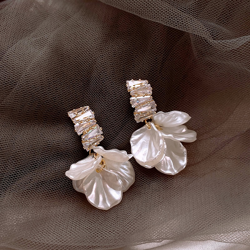 Brinco Dourado elegantes com Pétalas Brancas