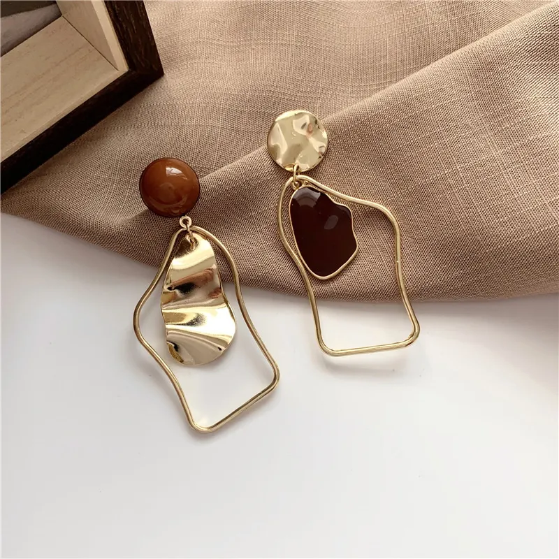 Brincos vintage elegantes com pedras castanhas douradas