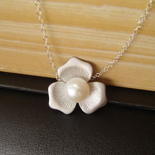 Colar elegante com flores em pérolas brancas