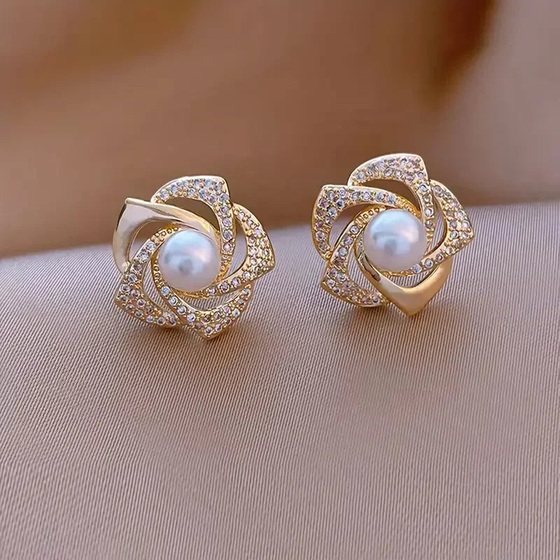 Brincos Elegantes com Pérolas em Espiral Cintilante