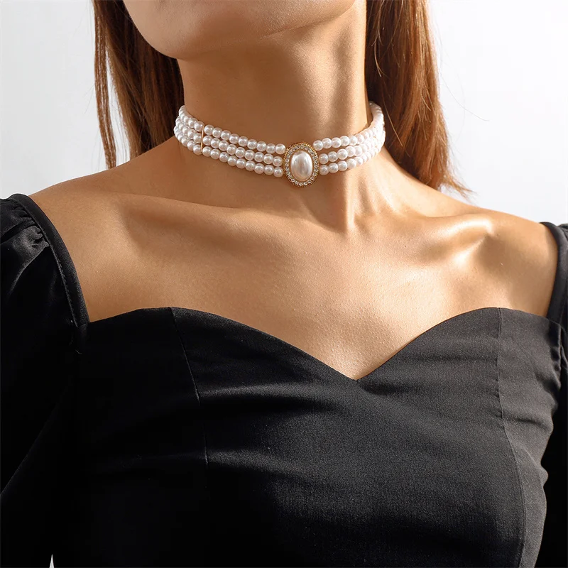 Elegante Colar com Três Pérolas