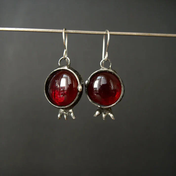 Brincos Vintage com Cristal Vermelho Incrustado
