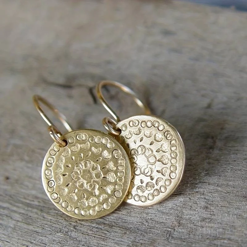 Brincos redondos vintage elegantes em ouro