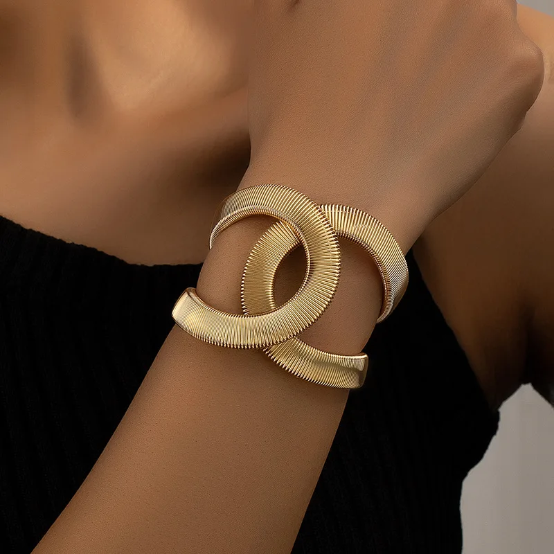 Elegante pulseira dupla dourada