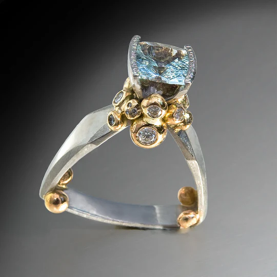 Anel vintage em ouro e prata com zircónia azul