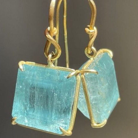 Brincos vintage quadrados em ouro com cristais turquesa