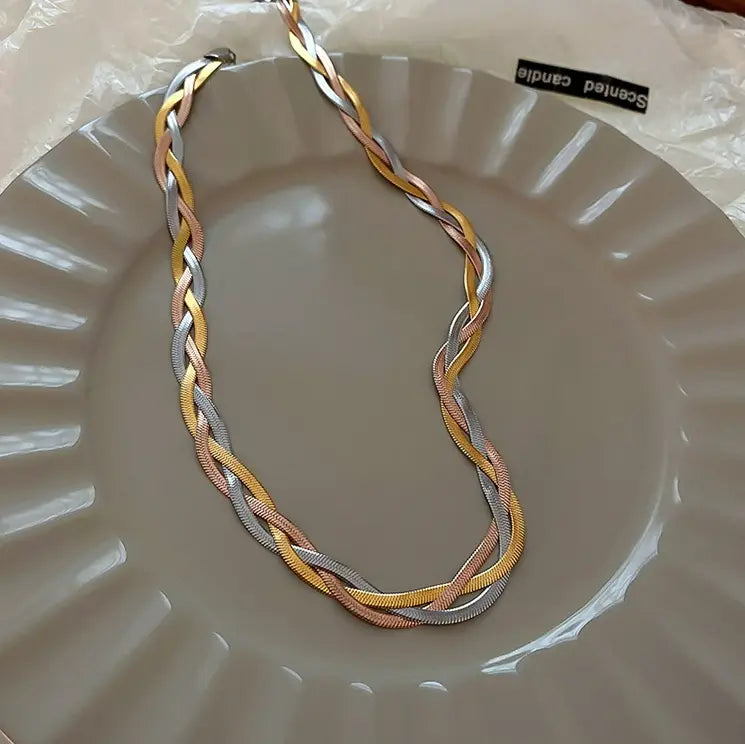 Colar Elegante em Dourado e Prateado