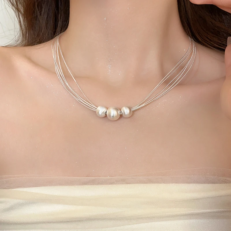 Colar elegante com camadas de pérolas brancas