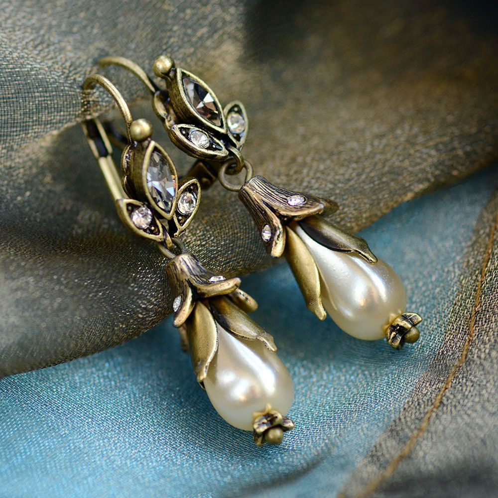 Brincos florais pendentes com pérolas vintage