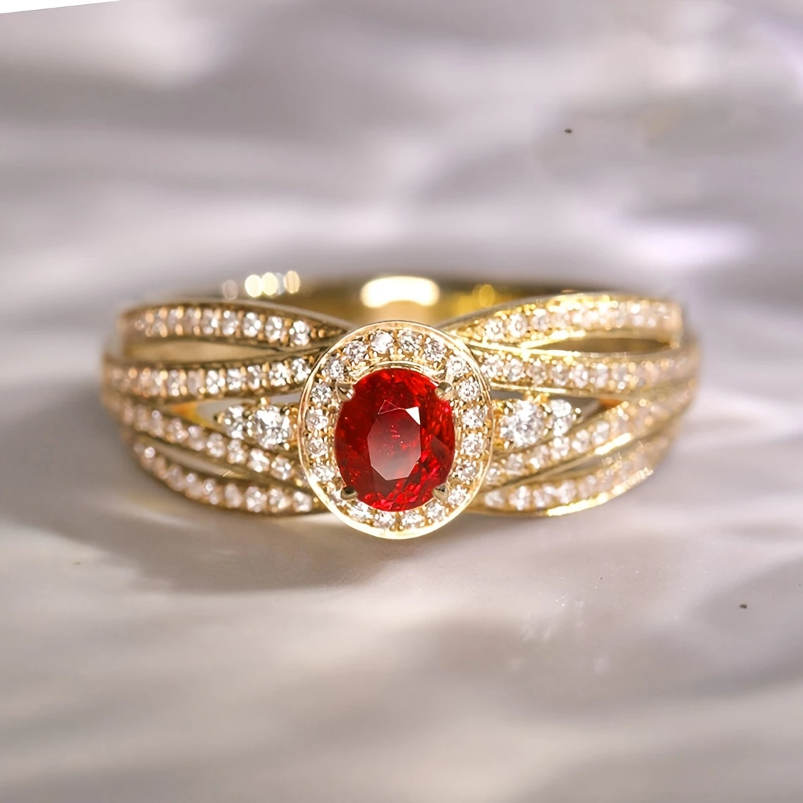 Anel Dourado em Camadas com Brilho Vermelho