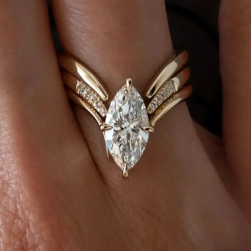 Anel de Ouro com Coroa Suspensa