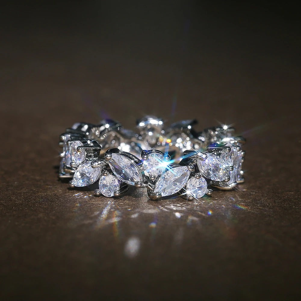 Anel eternidade vintage com diamantes redondos e marquise
