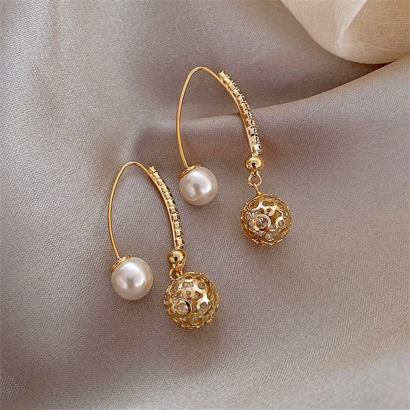 Brincos Pendentes Vintage em Ouro e Pérolas